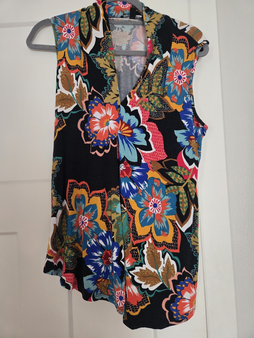 Cable & Gauge Black Floral V-Neck Sleeveless Camisole